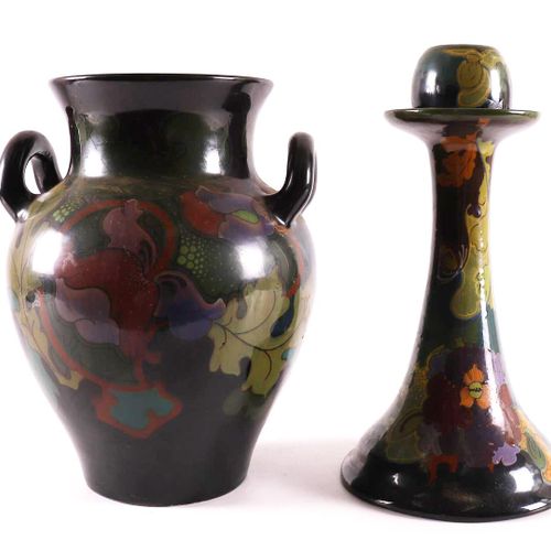 Null 
一个带把手的釉陶花瓶，约1930年。多彩的花卉装饰，标记。Regina Gouda Holland，高24厘米。同上的烛台，Ivora, Gouda&hellip;