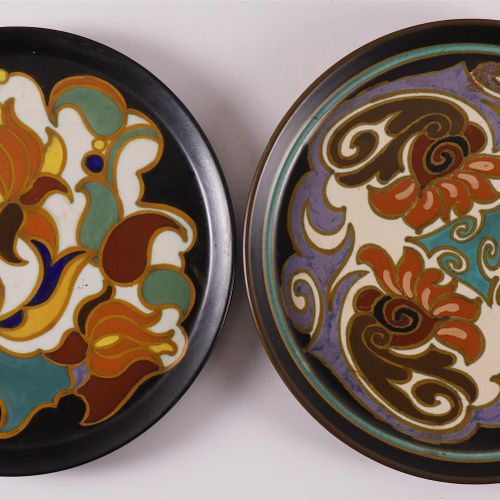 Null Vase en poterie, vers 1930. Décor floral polychrome 'Plata', marqué : Gouda&hellip;