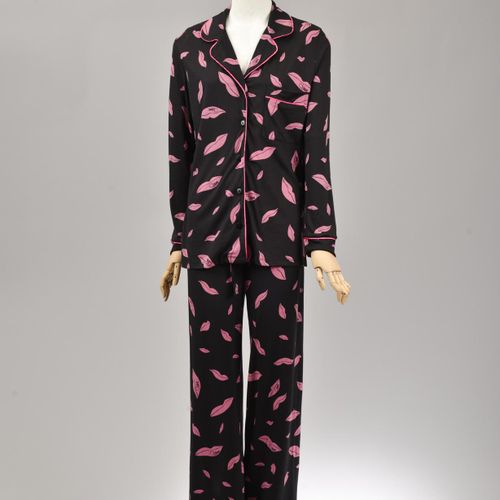 * DVF – Diane Von Fürstenberg 
Taille M 
Ensemble comprenant: 
 Pyjama en coton &hellip;