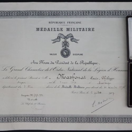 Null Diplôme de la médaille militaire avec médaille et écrin :

 Diplôme sur pap&hellip;