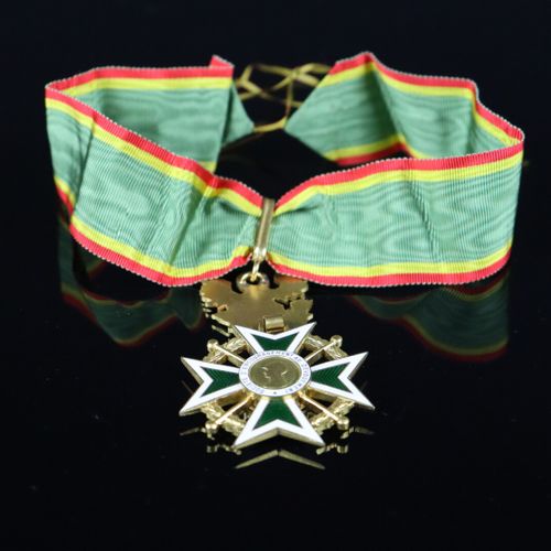 Null Lot de 2 médailles Société d'encouragement au dévouement :

 Commandeur : é&hellip;