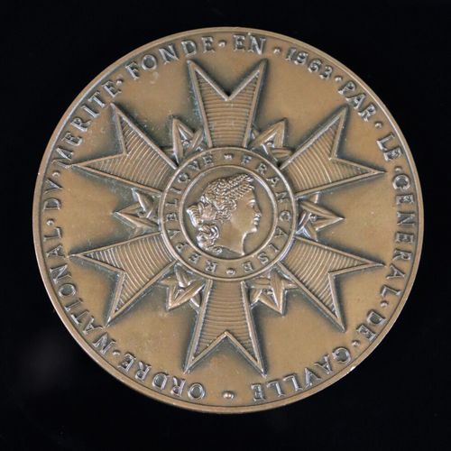 Null Ordre national du Mérite, médaille de table.

Module de 73 mm

Poids 187 gr&hellip;