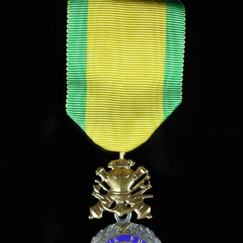 Null Médaille militaire IVème République.

Bronze doré émaillé.

Ruban d'origine