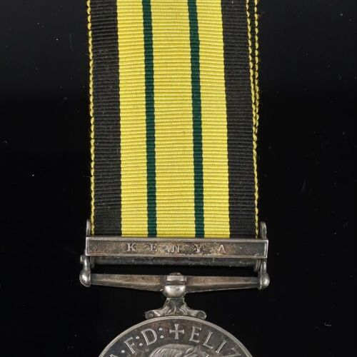 Null Ensemble de décorations anglaises comprenant :

- médaille service général &hellip;