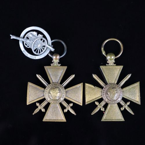 Null Ensemble de 4 médailles et médaillettes :

 Deux Croix de guerre sans ruban&hellip;