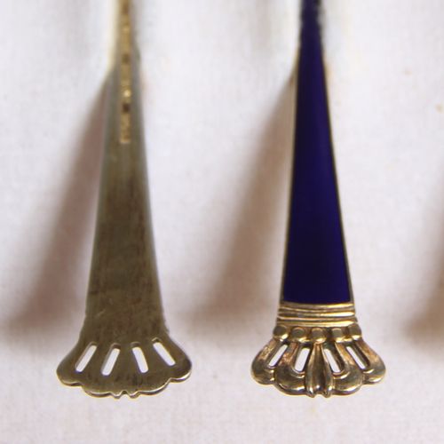 Six cuillers à moka en vermeil 925°/°° et émail bleu à spatule ornée d'une couro&hellip;
