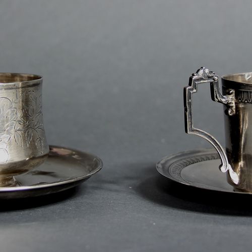 Deux tasses et leurs sous tasses dépareillées en argent 950°/°° à décor gravé de&hellip;