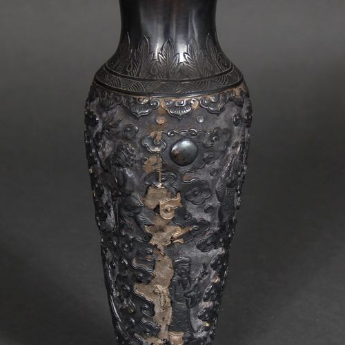 Vase balustre en argent 800°/°° à décor en relief de personnages parmi les nuage&hellip;