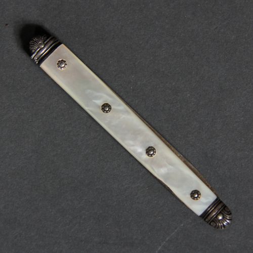 Couteau manche à plaquettes de nacre à double lames pliantes, l'une en acier mar&hellip;