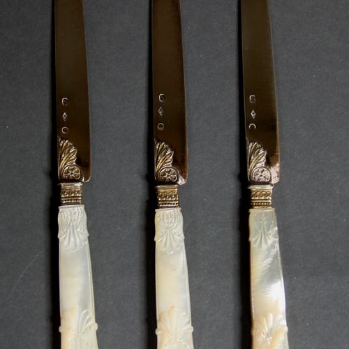 Trois couteaux à fruits manches nacre à couronne de marquis, gravé de palmettes,&hellip;
