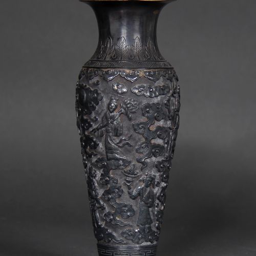 Vase balustre en argent 800°/°° à décor en relief de personnages parmi les nuage&hellip;