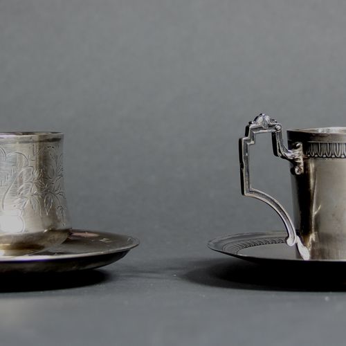 Deux tasses et leurs sous tasses dépareillées en argent 950°/°° à décor gravé de&hellip;