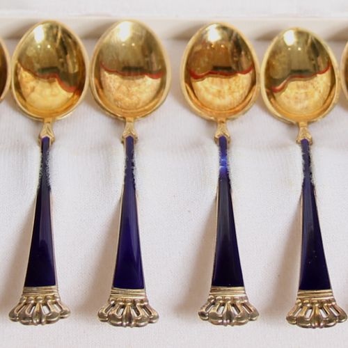 Six cuillers à moka en vermeil 925°/°° et émail bleu à spatule ornée d'une couro&hellip;