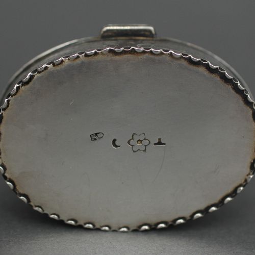 Petite boite ovale en argent 875°/°° gravée de rinceaux, le couvercle orné de pi&hellip;