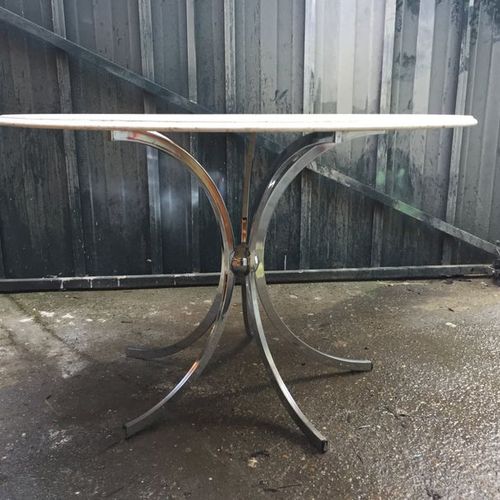Null Table à piètement en métal chromé à cinq pieds cambrés réunis par une boull&hellip;