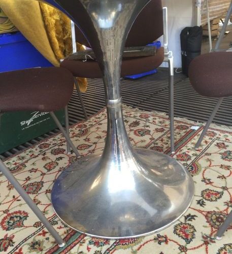 Null Table à piètement tulipe en métal chromé, plateau rond en verre fumé H : 77&hellip;