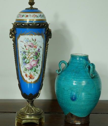 Null Lot : -Vase couvert en porcelaine polychrome dans le goût de Sèvres, montur&hellip;
