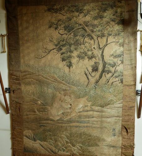 Null Broderie en laine et soie à décor d'un lion chassant, Japon début XXème s. &hellip;