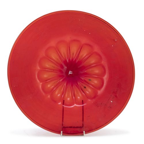大型红色吹制玻璃盘，穆拉诺 1930年代 
有浅裂的辐条式腔体和光滑的瓣膜。 
尺寸为5 x 33厘米。