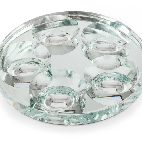 Fontana arte的玻璃支架，1970年代 
切割的水晶，有玻璃支架的碗。 
直径24厘米。