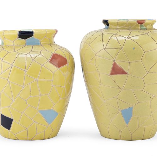 一对陶瓷花瓶，1970年代 
黄色珐琅和多色的卡拉凯莱地。 
尺寸为27 x 23厘米。