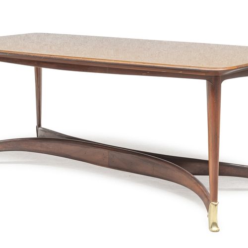 餐桌，1950年代设计 
樱桃山毛榉材质，长方形玻璃顶，圆角。平腿，黄铜脚。 
热弯的横杆。 
尺寸为77 x 200 x 94厘米。