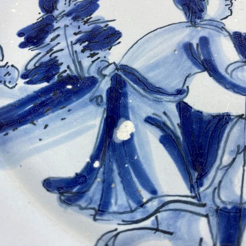 Nevers, 
Assiette en faïence de forme ronde, à décor en camaïeu bleu sur fond bl&hellip;