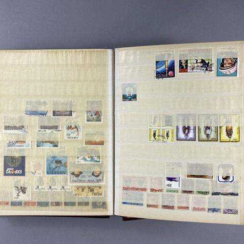 Suite de quatre albums de timbres, 
Semi moderne et moderne. 
Étranger ( Europe,&hellip;