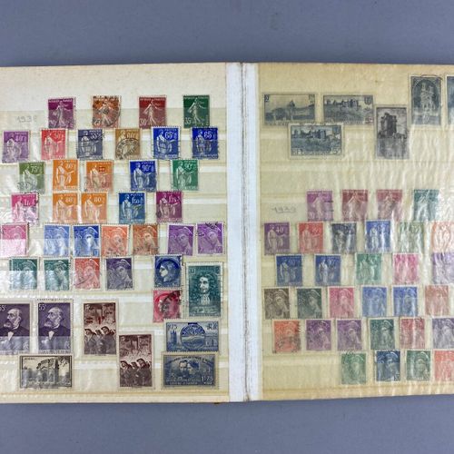 邮票相册。 
旧的和半现代的。 
从1850年到1950年 
有几个邮票是一式两份的。