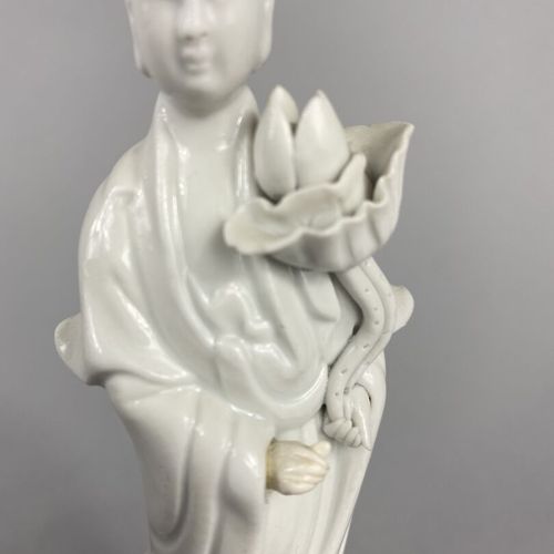 Chine, 
Ensemble de deux Guanyin en porcelaine blanche, tenant une fleur de lotu&hellip;