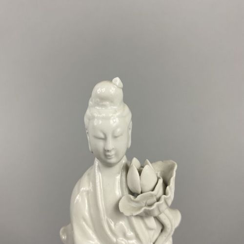 Chine, 
Ensemble de deux Guanyin en porcelaine blanche, tenant une fleur de lotu&hellip;