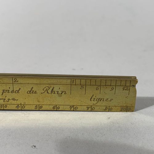 Null François Menant (1741-1793)
Tiers de pied de Roy en laiton doré et gravé. 
&hellip;