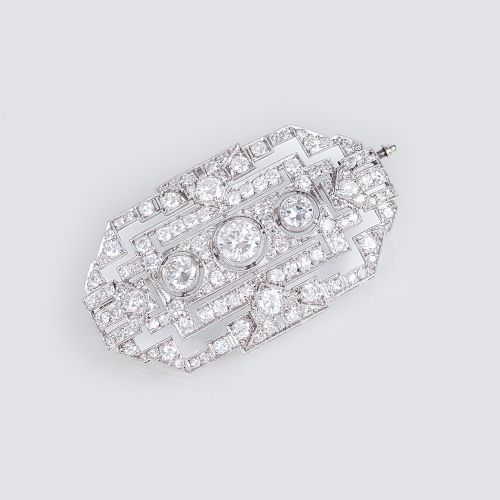 A Highcarat Diamond Brooch. 1925年左右。铂金。镶嵌有123个直径的圆形钻石和8/8切割钻石，共约5.40克拉。罕见的白(G)-轻&hellip;