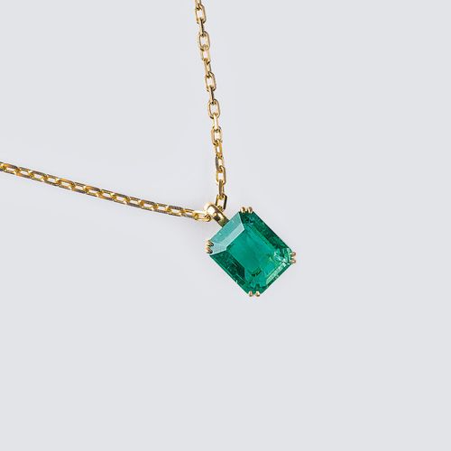 A fine Emerald Pendant on Necklace. 
18 kt. GG, gest. In schlicht-eleganter Chat&hellip;