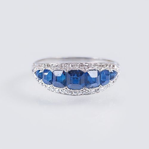 An Art Nouveau Sapphire Diamond Ring. 20世纪初。铂金。在Millegriffes镶嵌7颗枕形和梨形的蓝宝石（可能是天然的&hellip;