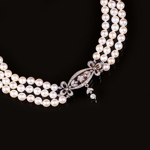 A Pearl Necklace with Art-Nouveau Diamond Clasp. 18 kt. Gelbgold mit Platin. Dre&hellip;