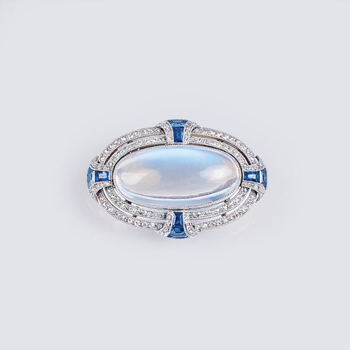 An Art-déco Moonstone Sapphire Diamond Brooch. Around 1920. Platinum, 14 ct. Yel&hellip;