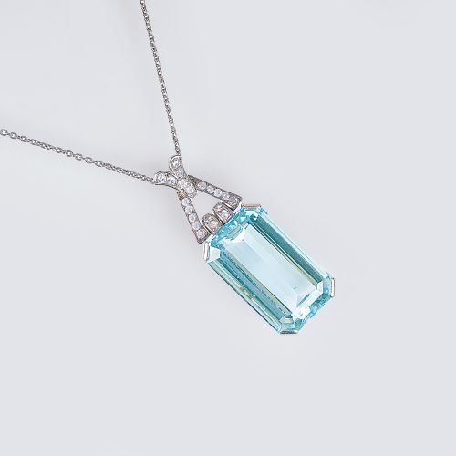 An Art-déco Aquamarine Diamond Pendant on Necklace. Around 1930. 14 ct. White go&hellip;