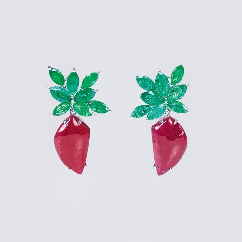 A Pair of natural Ruby Emerald Earrings 'Berries'. 18克拉白金，有标记。16颗脐带式切割祖母绿共约4.75克&hellip;