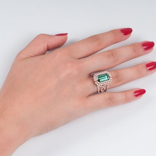 A Tourmaline Diamond Ring. Oro rojo de 18 quilates, marcado. La turmalina verde &hellip;