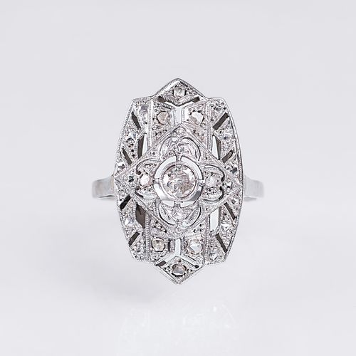 A Diamond Ring in the Style of Art Nouveau. Oro bianco 18 ct. Marcato. In montat&hellip;