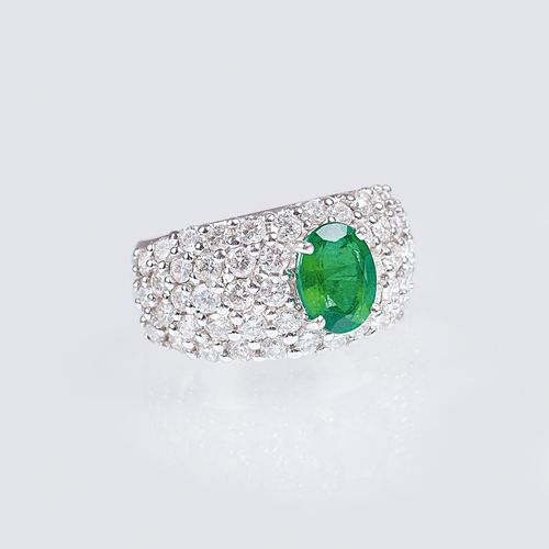 A Diamond emerald ring. 18克拉白金，有标记。椭圆形切割的祖母绿约1.46克拉（约8.7 x 6.5 x 4.2毫米），以及56个圆形钻&hellip;
