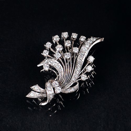 A Vintage Diamond Brooch. Environ 197/80. Or blanc 18 ct., marqué, MM indistinct&hellip;