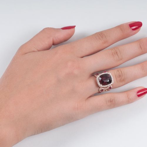 A Tourmaline Diamond Ring with Pink Sapphires. 18克拉红金，有标记。枕形切割的深红紫色碧玺约7.10克拉（约12&hellip;