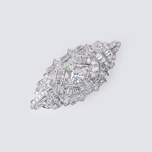 An Art-déco Diamond Brooch. Around 1920/25. 18 ct. White gold. Rich setting with&hellip;