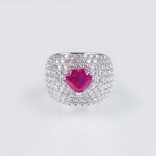 A Diamond Ruby Ring 'Heart'. 18克拉白金，有标记。正面有一颗心形切割的中央红宝石，约3.06克拉。(约7.5 x 8.6 x 6.&hellip;
