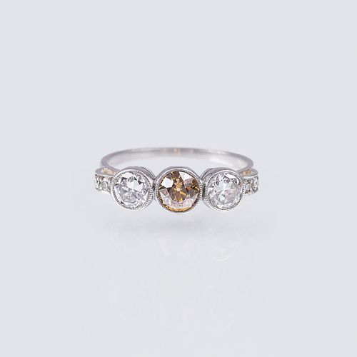 An Art Nouveau Diamond Ring with Fancy Diamond. Alrededor de 1910. Platino. En e&hellip;