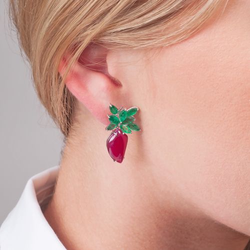 A Pair of natural Ruby Emerald Earrings 'Berries'. Or blanc 18 ct., marqué. Bris&hellip;