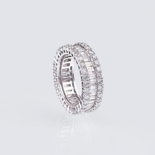 A Memory Diamond Ring in Baguette-Cut. 18克拉白金，有标记，经罗丹处理。周围有66颗圆形明亮式切割的钻石和40颗长方形切&hellip;