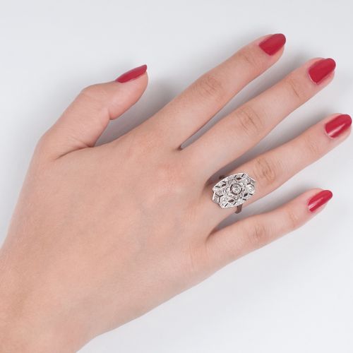 A Diamond Ring in the Style of Art Nouveau. 18克拉白金，有标记。在Millegriffes镶嵌中，过渡切割的中心直&hellip;